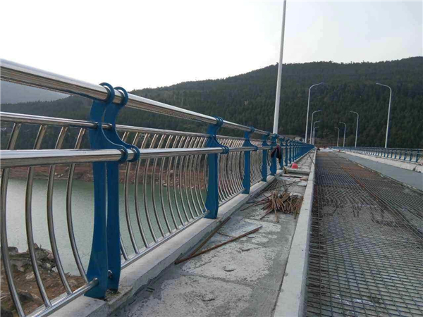 临汾不锈钢桥梁护栏的特点及其在桥梁安全中的重要作用