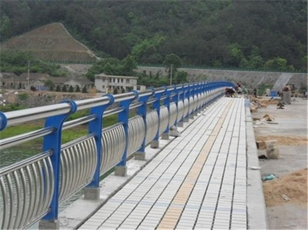临汾不锈钢桥梁护栏的特性及其在现代建筑中的应用